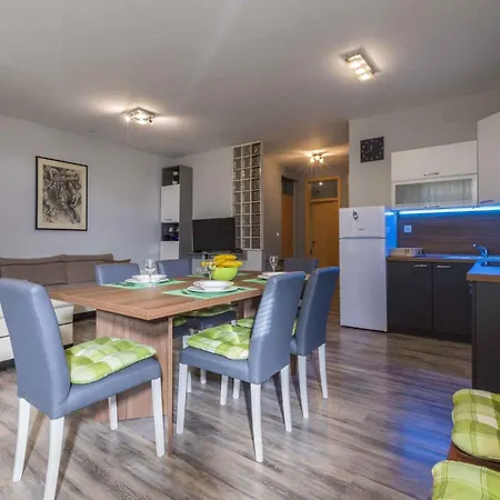 Apartamento In 39444 Novi Vinodolski